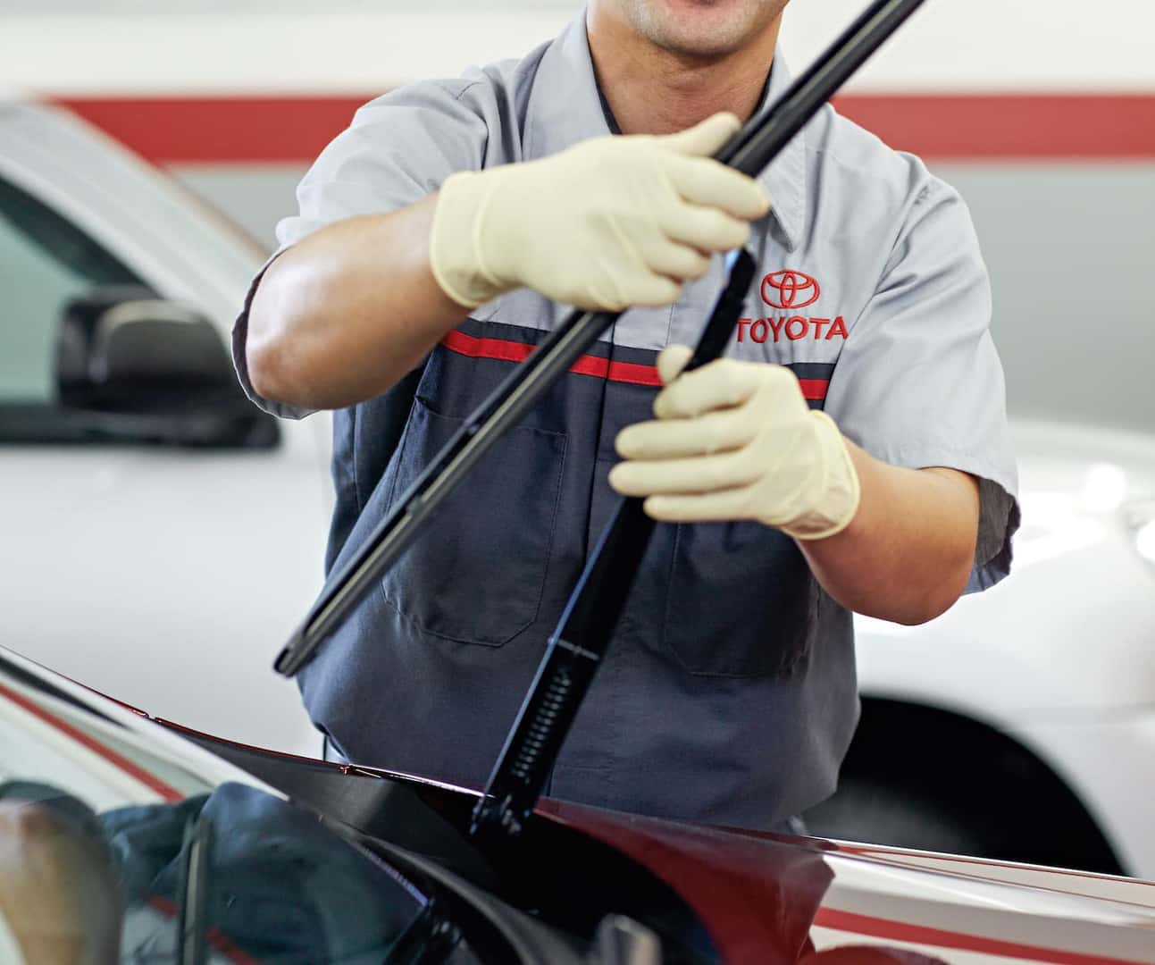 How to prepare your Toyota for the winter season | technician Changing car wiper How to prepare your Toyota for the winter season | technician Changing car wiper