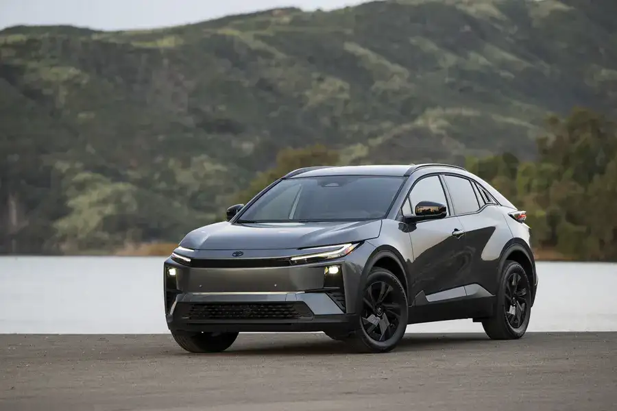 2027 Toyota C-HR SE