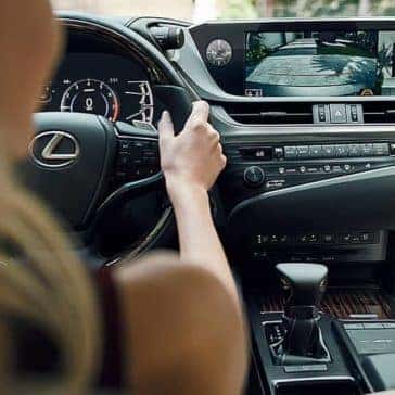 2019-Lexus-ES-dashboard-driver