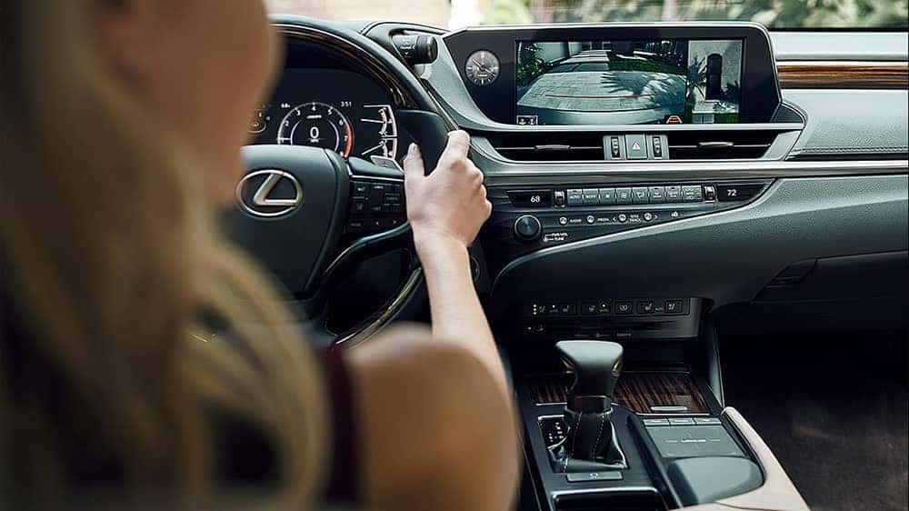 2019-Lexus-ES-dashboard-driver