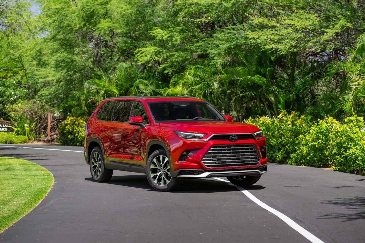 2026 Toyota Grand Highlander Platinum Run by Flare Pearl Front Profile View