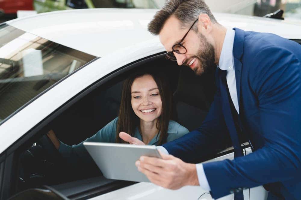 salesman-helping-customer